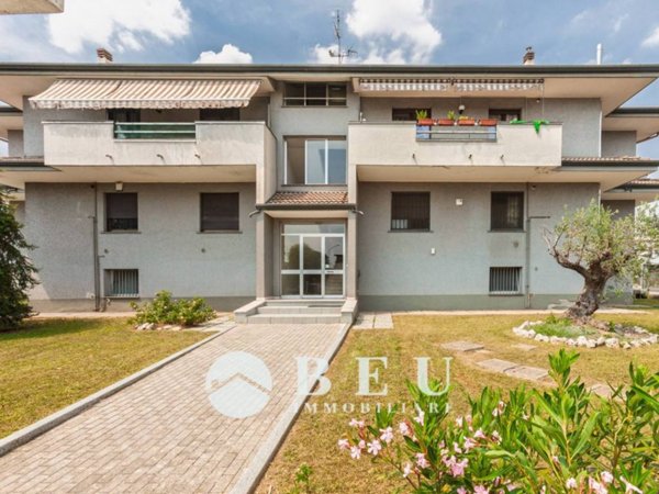 appartamento in vendita a Solaro in zona Villaggio Brollo