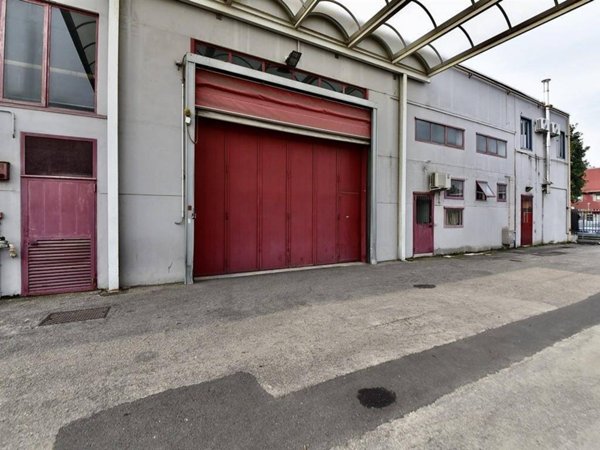 locale commerciale in vendita a Solaro in zona Villaggio Brollo