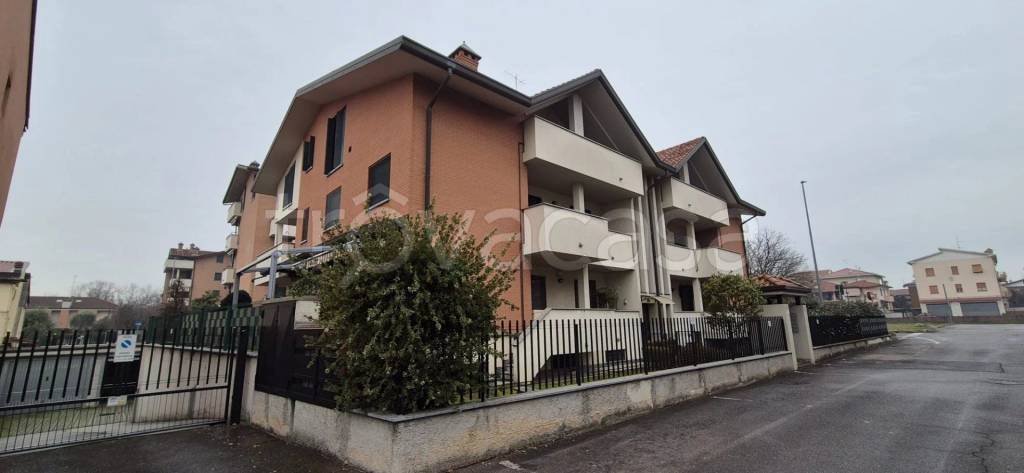box auto in vendita a Solaro in zona Villaggio Brollo