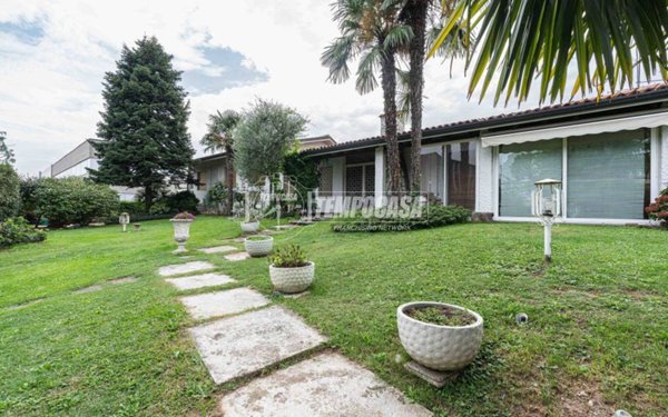 casa indipendente in vendita a Solaro in zona Villaggio Brollo
