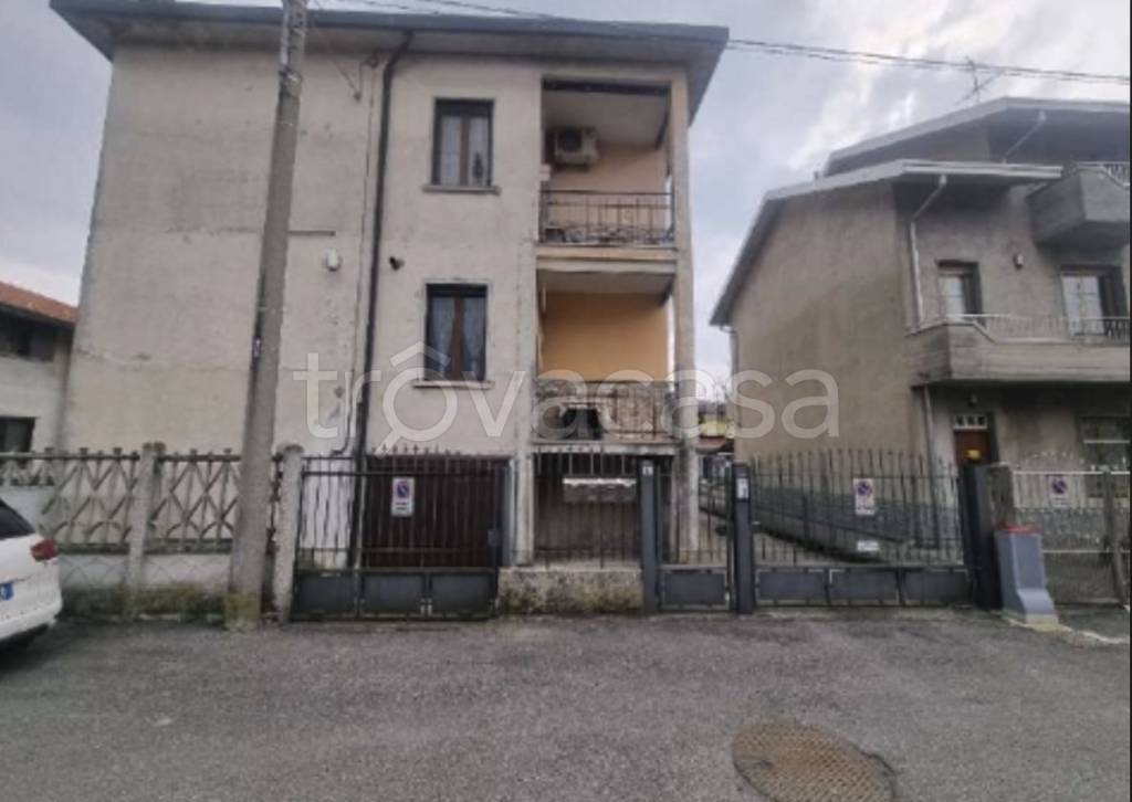 appartamento in vendita a Solaro in zona Villaggio Brollo