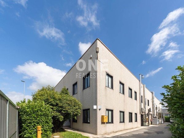 locale commerciale in vendita a Trezzano Rosa