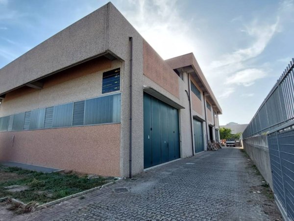 locale commerciale in vendita a Trezzano Rosa