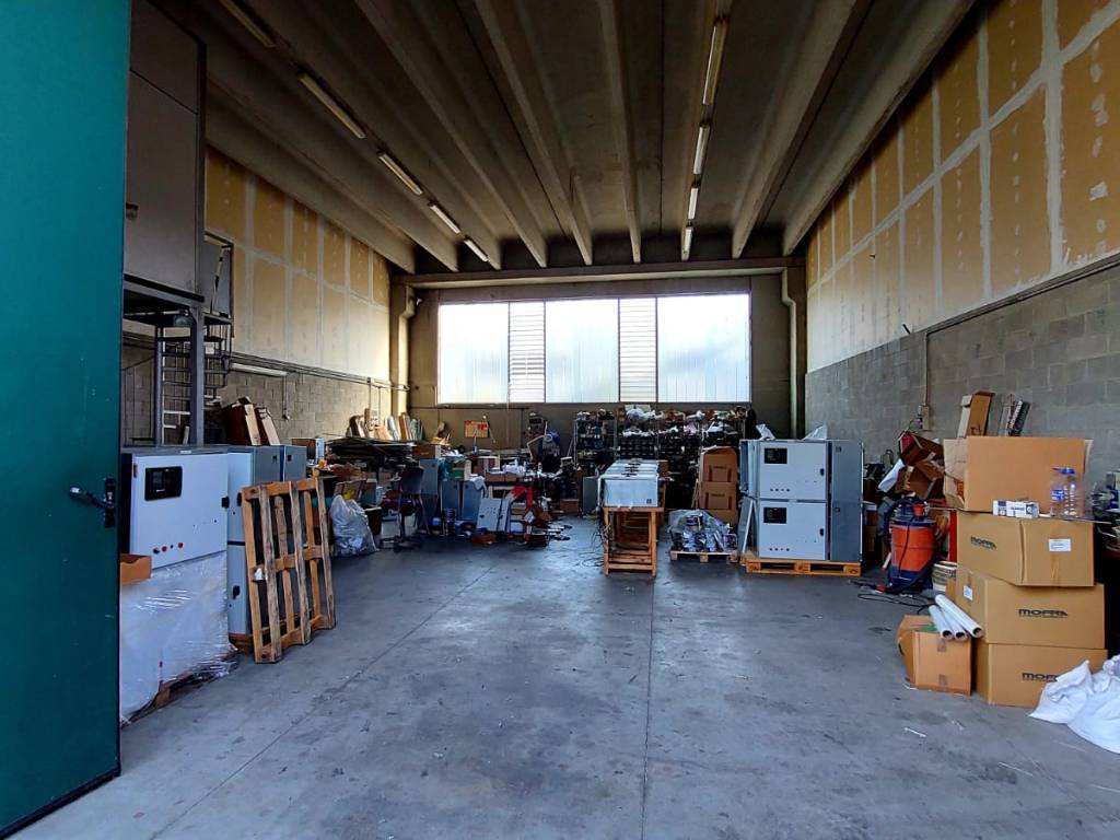 locale commerciale in vendita a Trezzano Rosa