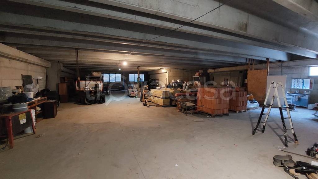 locale commerciale in vendita a Trezzano Rosa