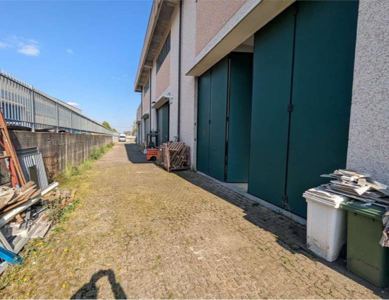 locale commerciale in vendita a Trezzano Rosa