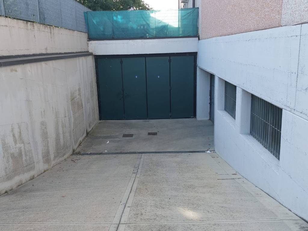 locale commerciale in vendita a Trezzano Rosa