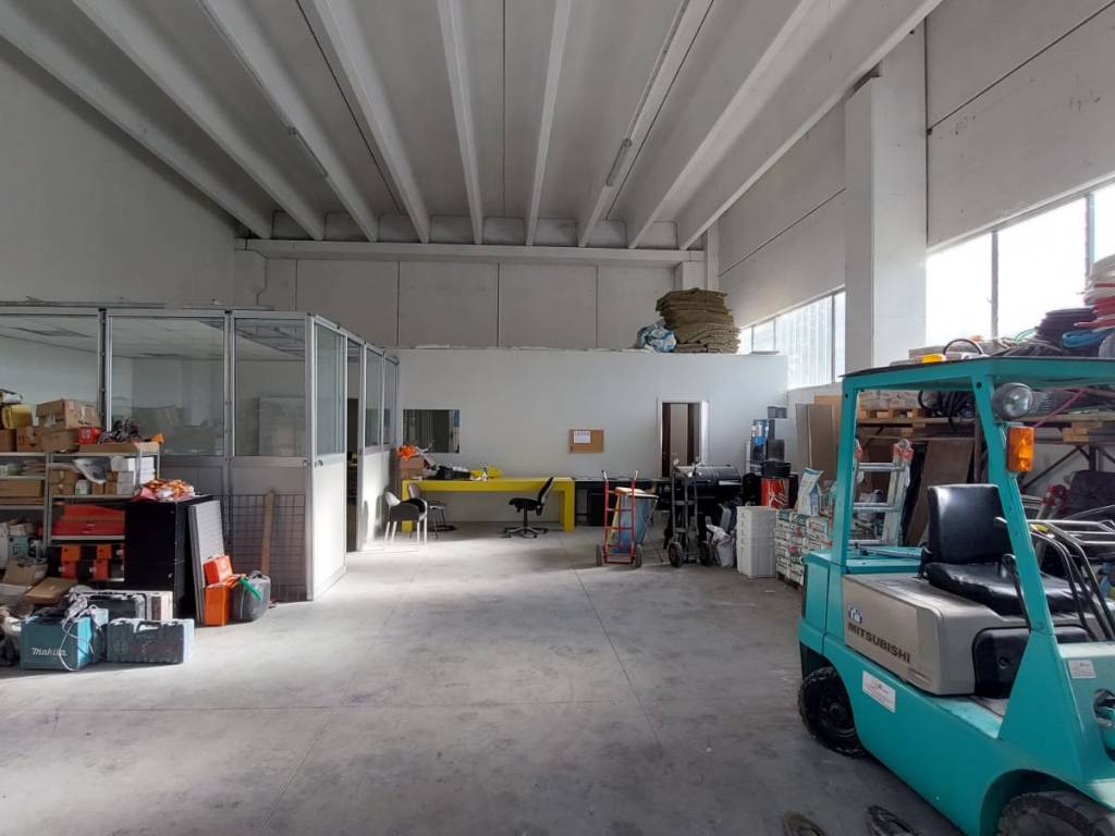 locale commerciale in vendita a Trezzano Rosa