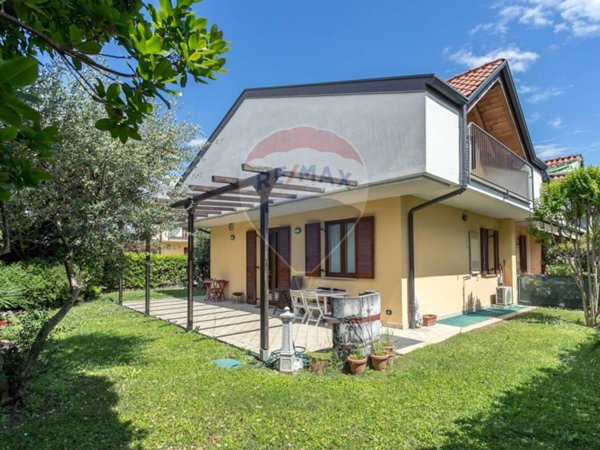 casa indipendente in vendita a Trezzano Rosa