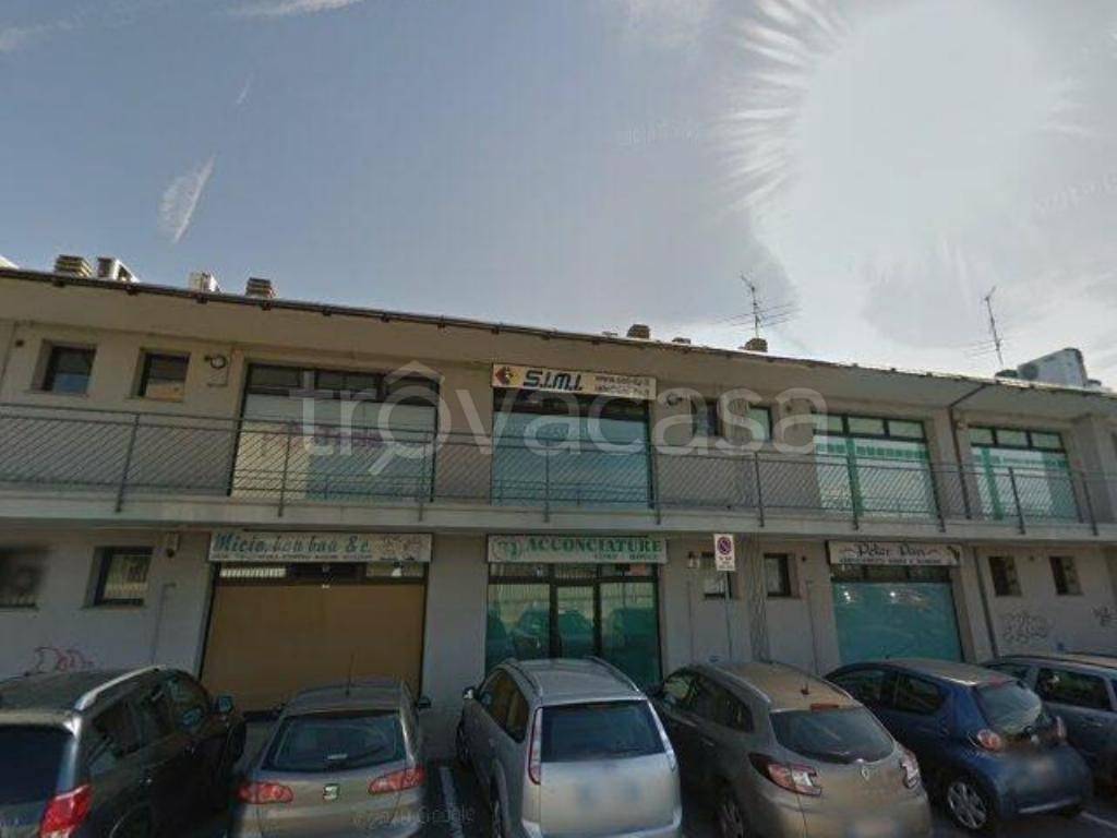 negozio in vendita a Trezzano Rosa