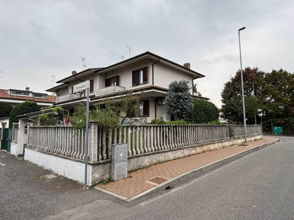 casa indipendente in vendita a Trezzano Rosa