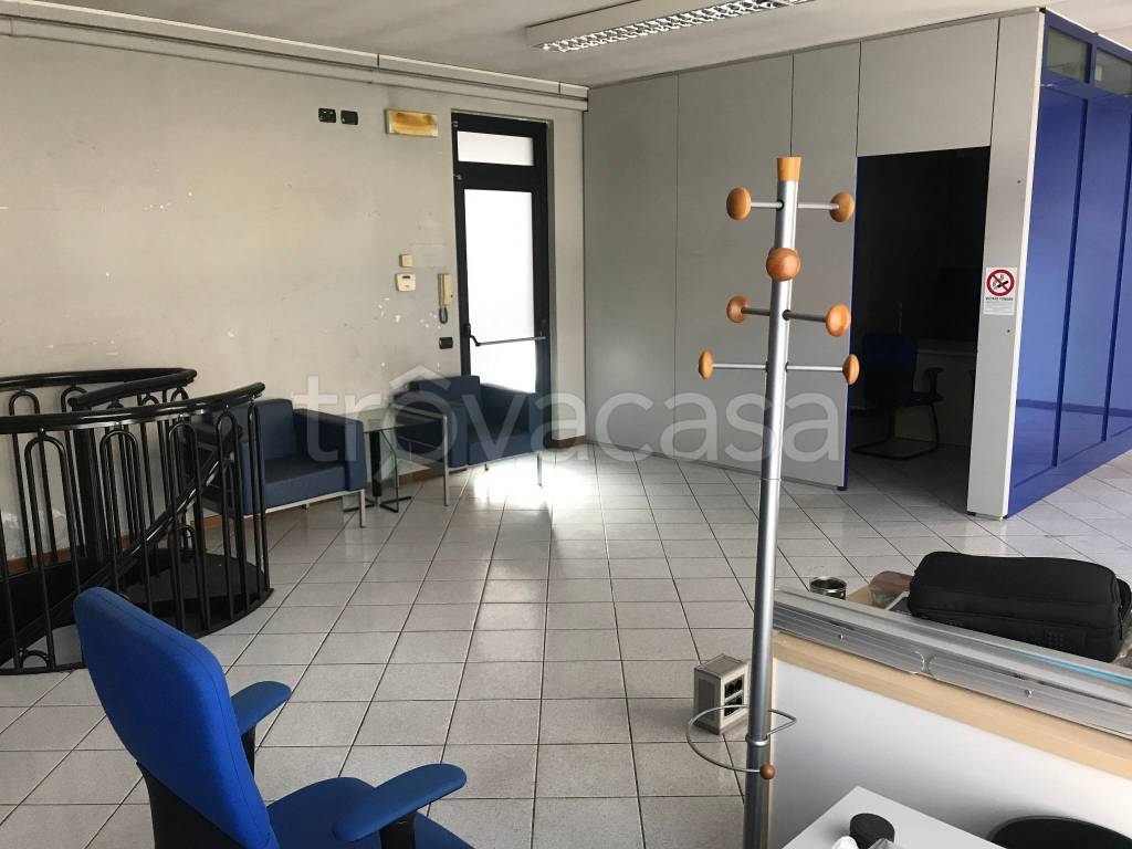 negozio in vendita a Trezzano Rosa