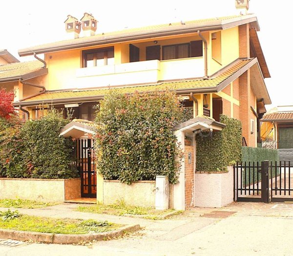 casa indipendente in vendita a Trezzano Rosa