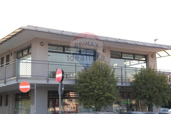negozio in vendita a Trezzano Rosa
