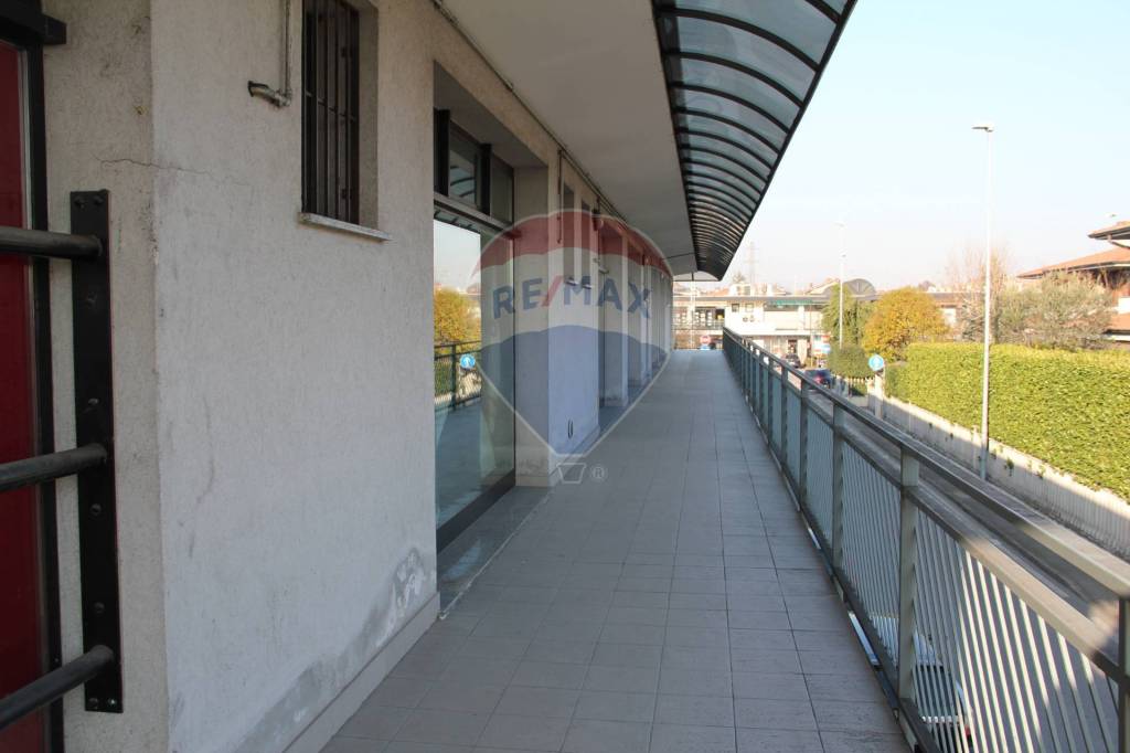 negozio in vendita a Trezzano Rosa