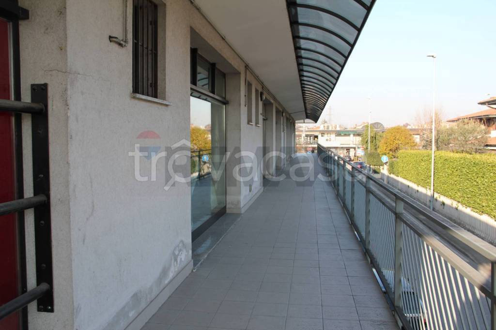 negozio in vendita a Trezzano Rosa