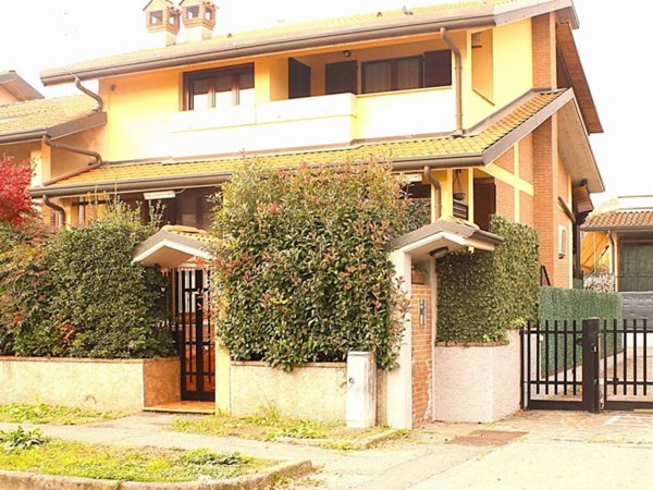 casa indipendente in vendita a Trezzano Rosa