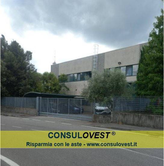 locale commerciale in vendita a Trezzano Rosa