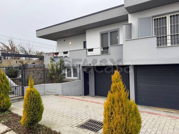 casa indipendente in vendita a Trezzano Rosa