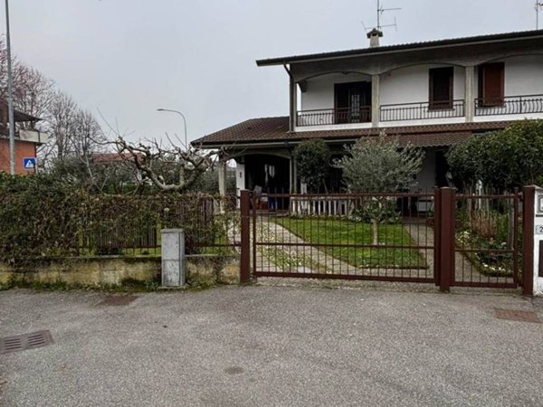 casa indipendente in vendita a Trezzano Rosa