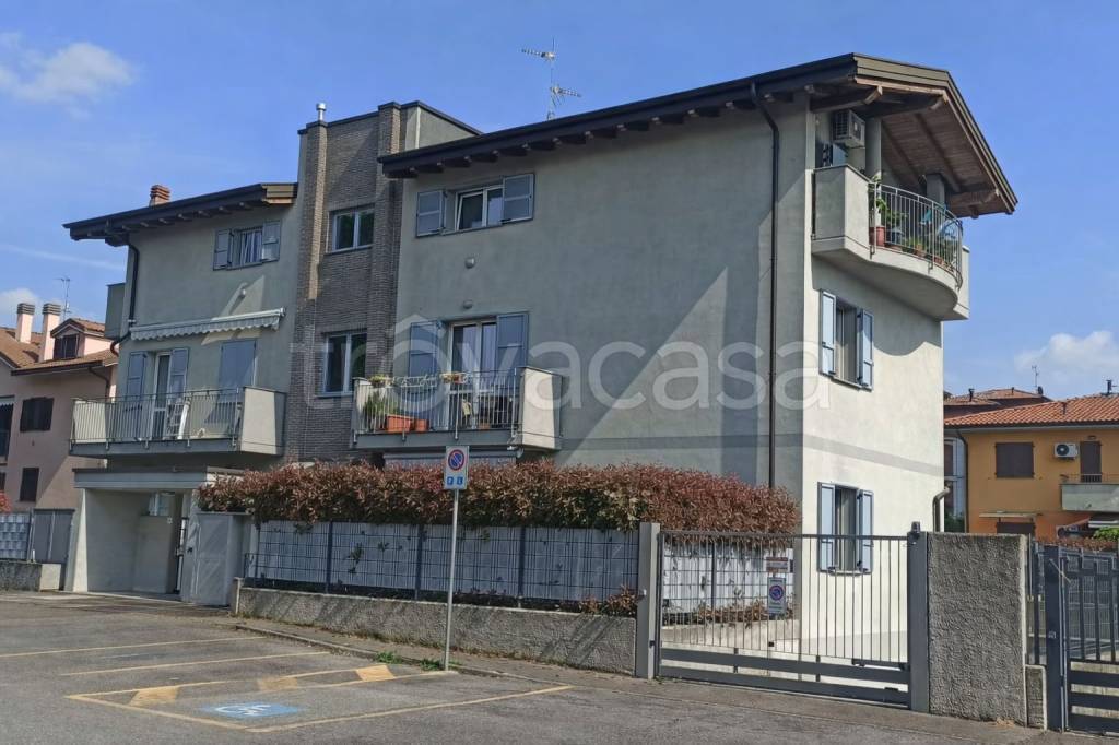 appartamento in vendita a Trezzano Rosa