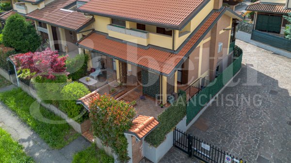casa indipendente in vendita a Trezzano Rosa