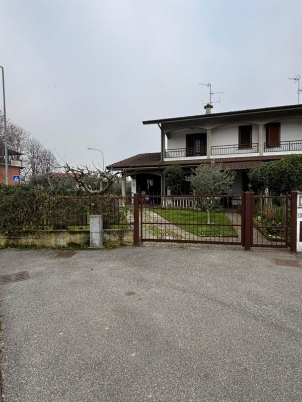 casa indipendente in vendita a Trezzano Rosa