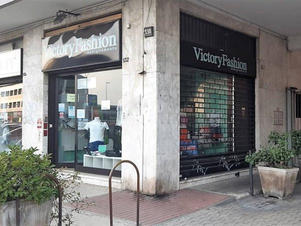 negozio in vendita a Trezzano sul Naviglio