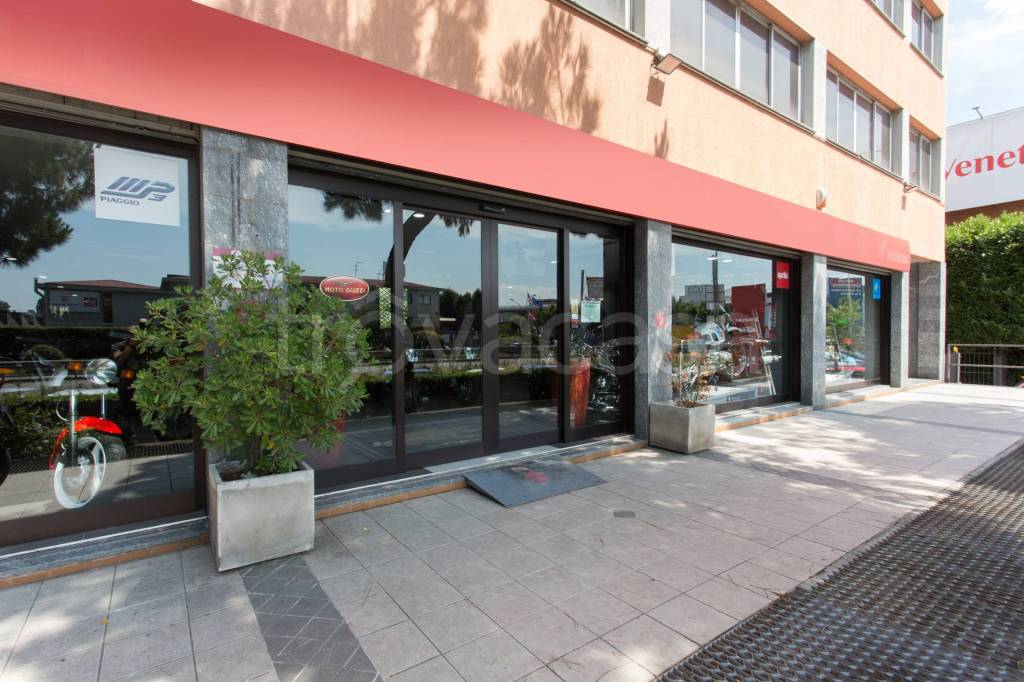 negozio in vendita a Trezzano sul Naviglio