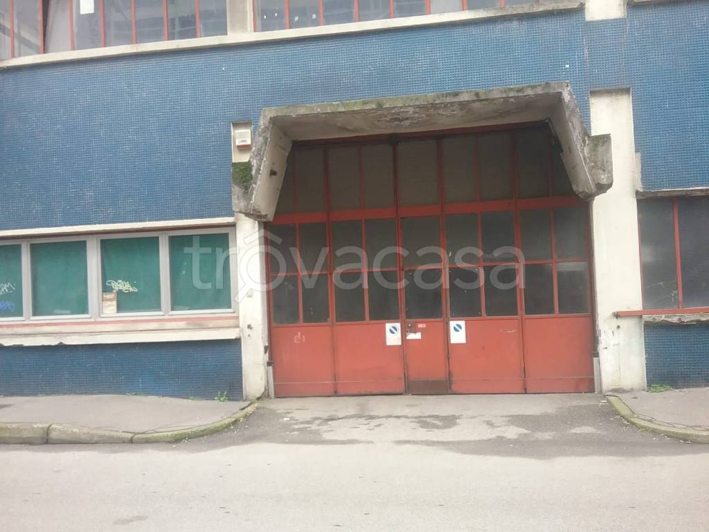 negozio in vendita a Trezzano sul Naviglio