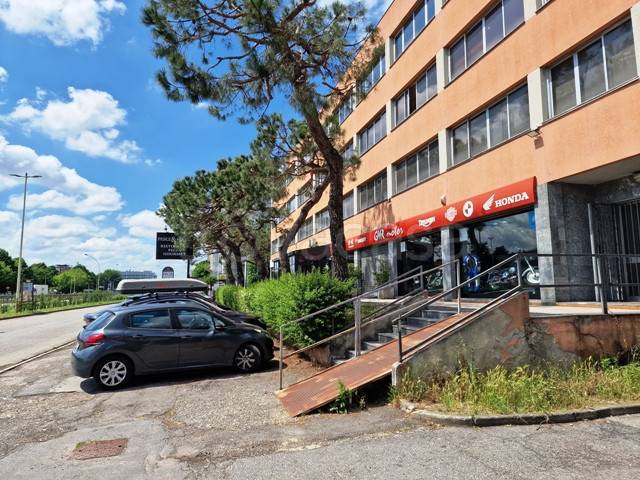 negozio in vendita a Trezzano sul Naviglio