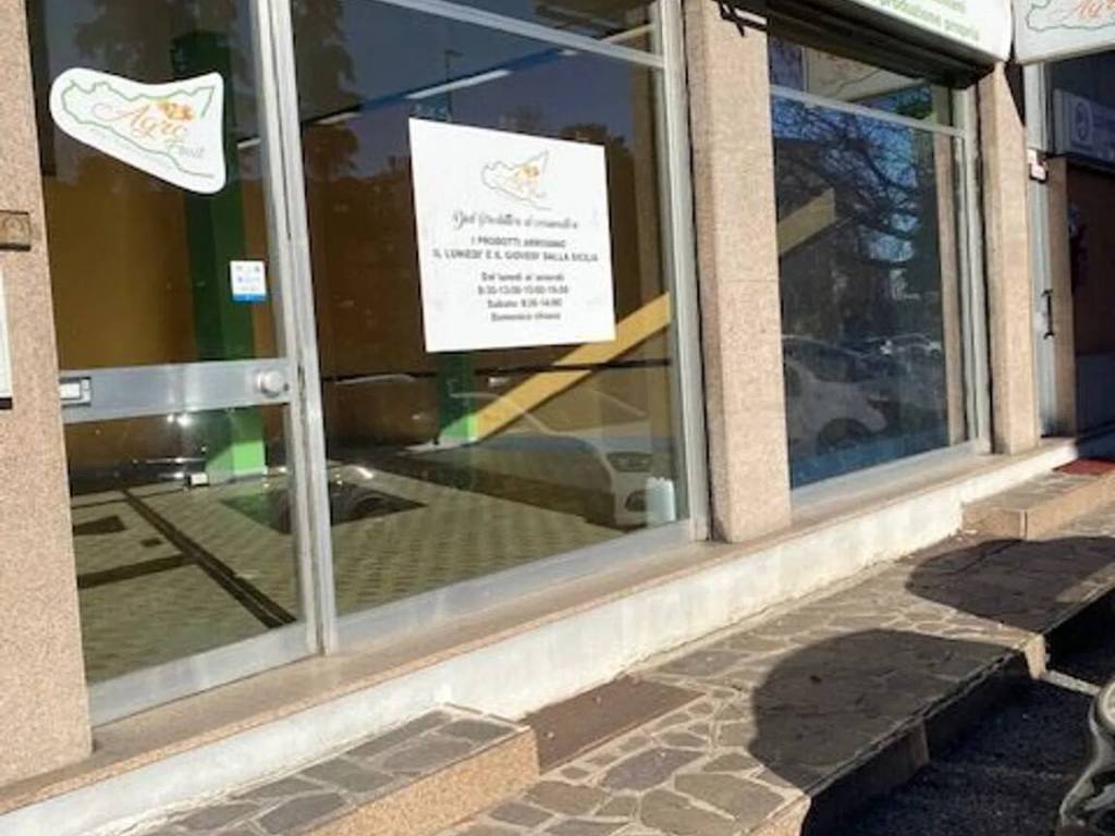 negozio in vendita a Trezzano sul Naviglio