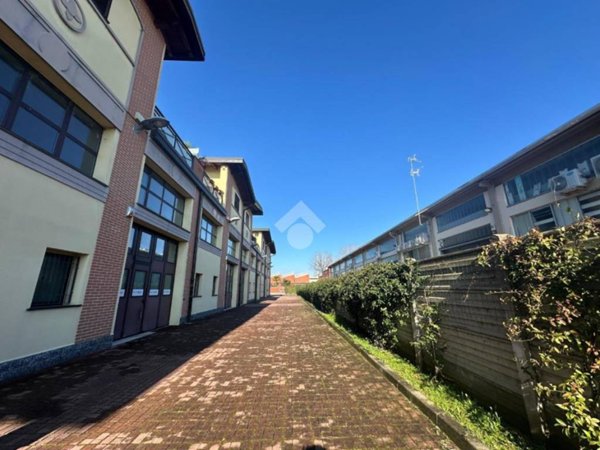 negozio in vendita a Trezzano sul Naviglio
