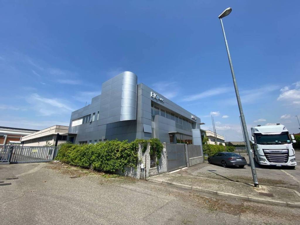 negozio in vendita a Trezzano sul Naviglio