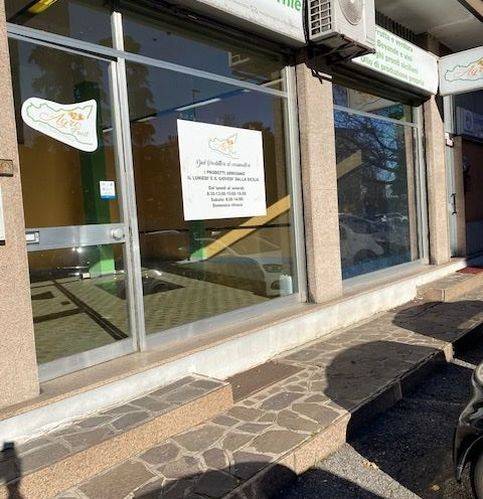 negozio in vendita a Trezzano sul Naviglio