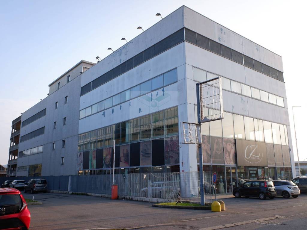 negozio in vendita a Trezzano sul Naviglio