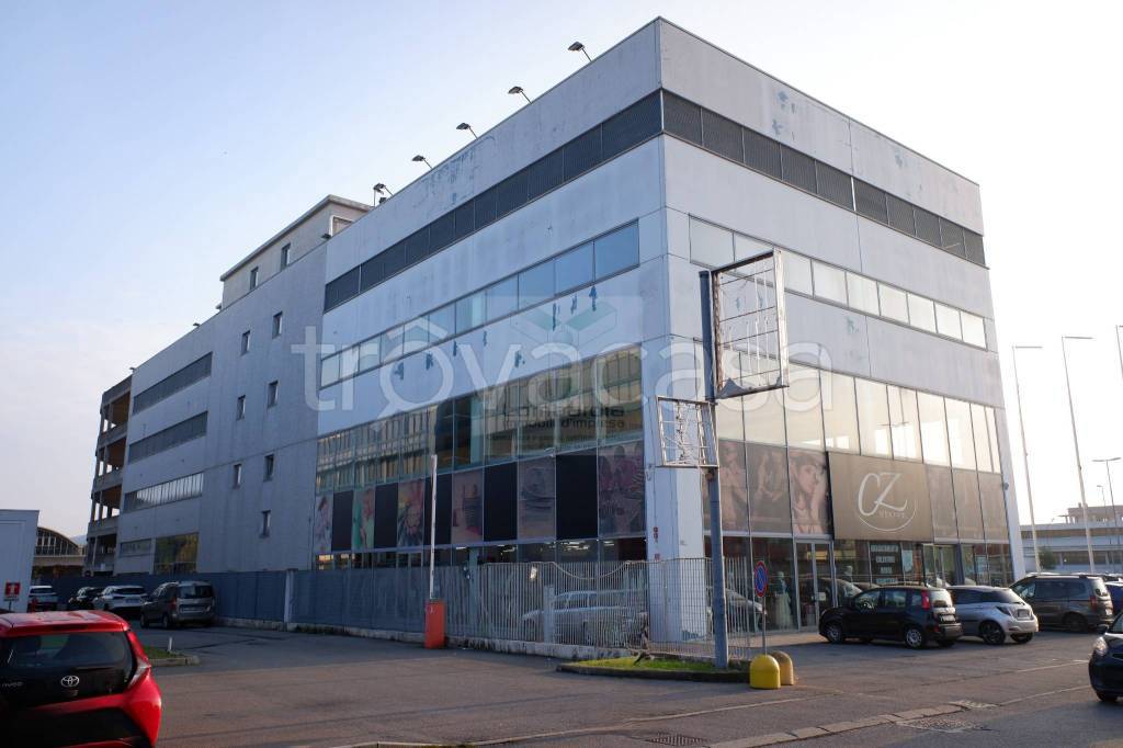 negozio in vendita a Trezzano sul Naviglio