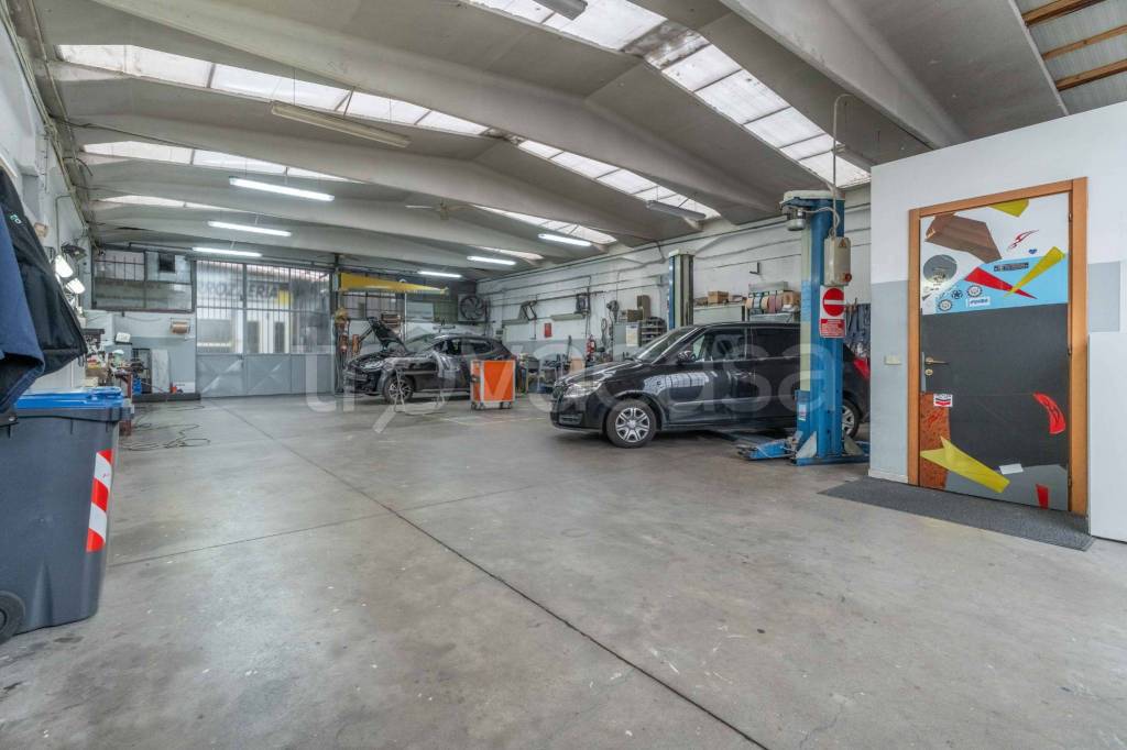 locale commerciale in vendita a Trezzano sul Naviglio