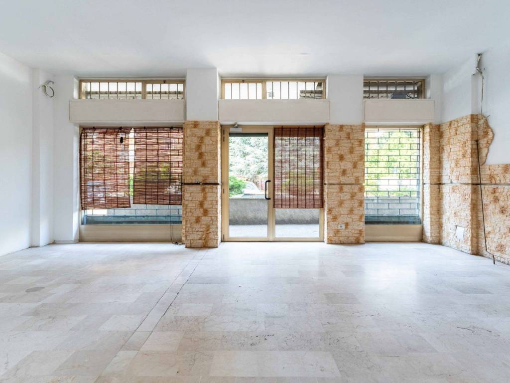 negozio in vendita a Trezzano sul Naviglio