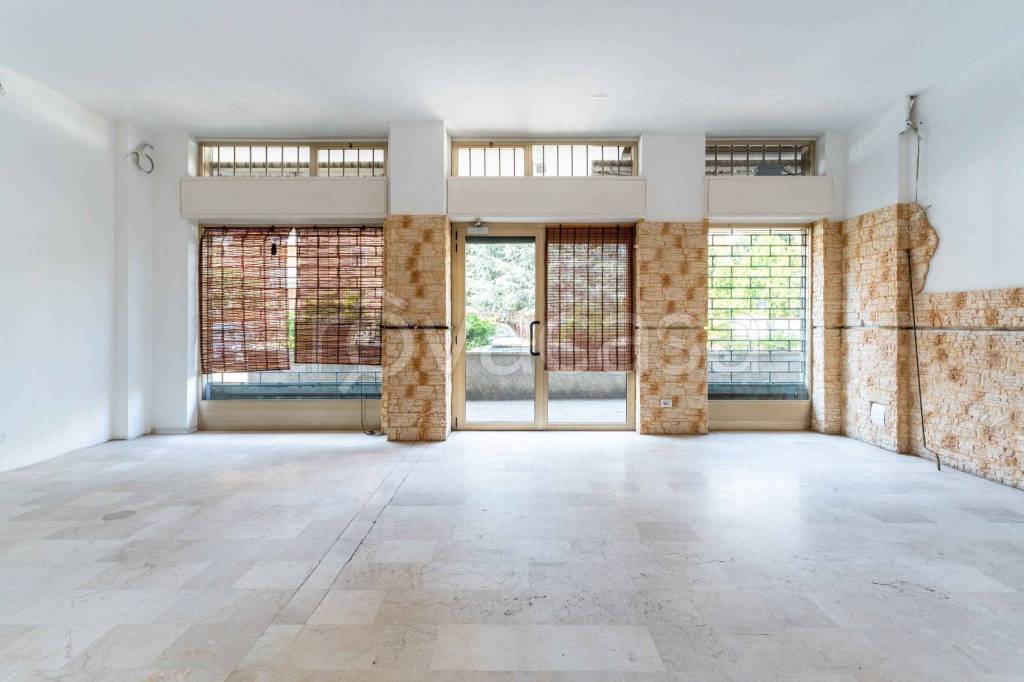 negozio in vendita a Trezzano sul Naviglio