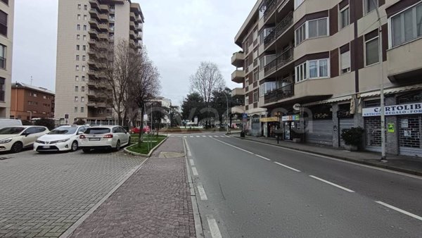 negozio in vendita a Trezzano sul Naviglio