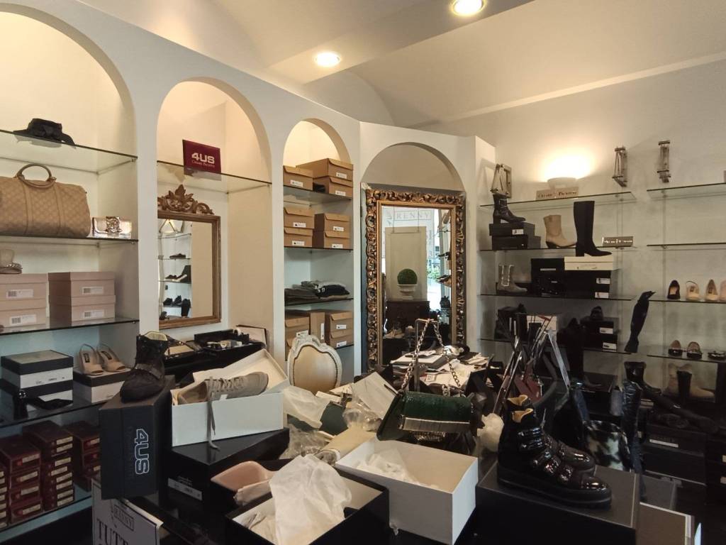 negozio in vendita a Trezzano sul Naviglio