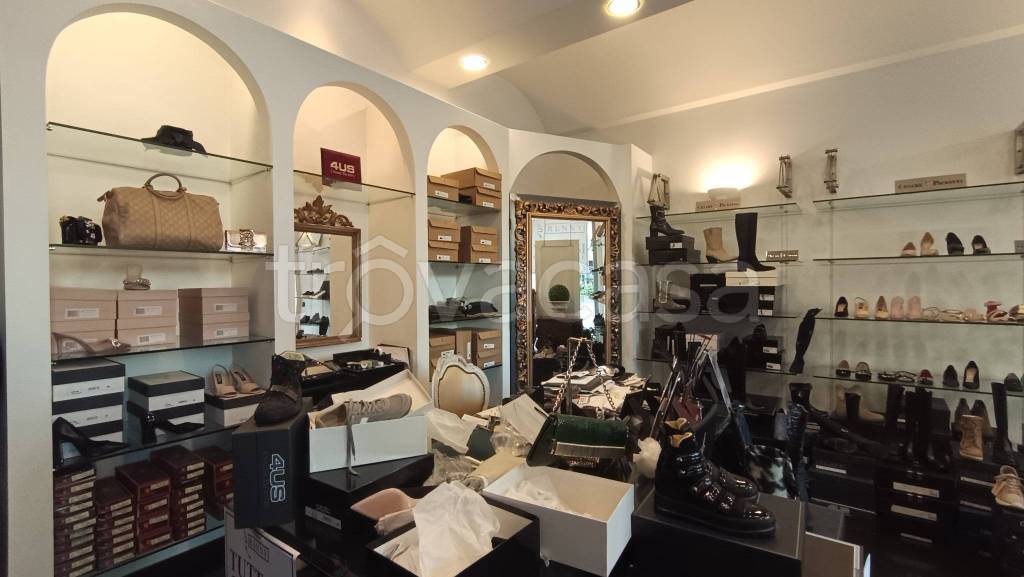 negozio in vendita a Trezzano sul Naviglio