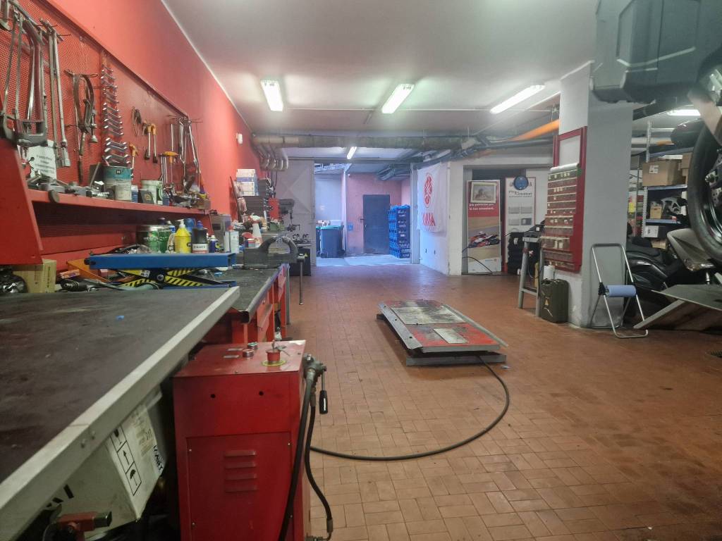 locale commerciale in vendita a Trezzano sul Naviglio