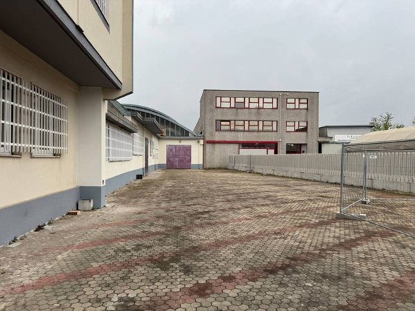 locale commerciale in vendita a Trezzano sul Naviglio
