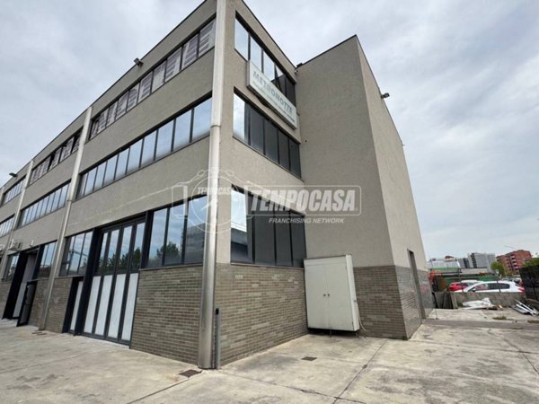 locale commerciale in vendita a Trezzano sul Naviglio