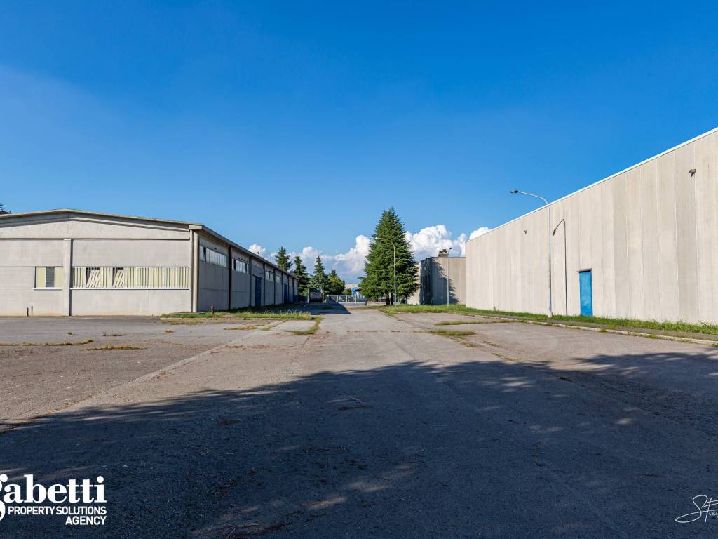 locale commerciale in vendita a Trezzo sull'Adda