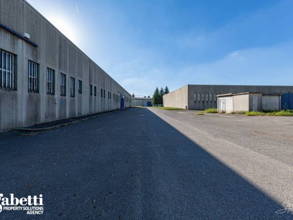 locale commerciale in vendita a Trezzo sull'Adda