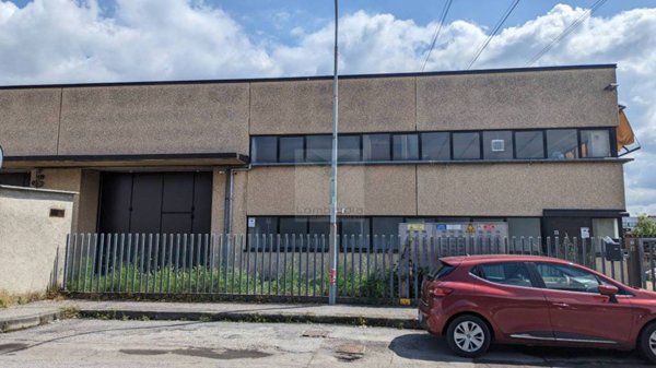 locale commerciale in vendita a Trezzo sull'Adda