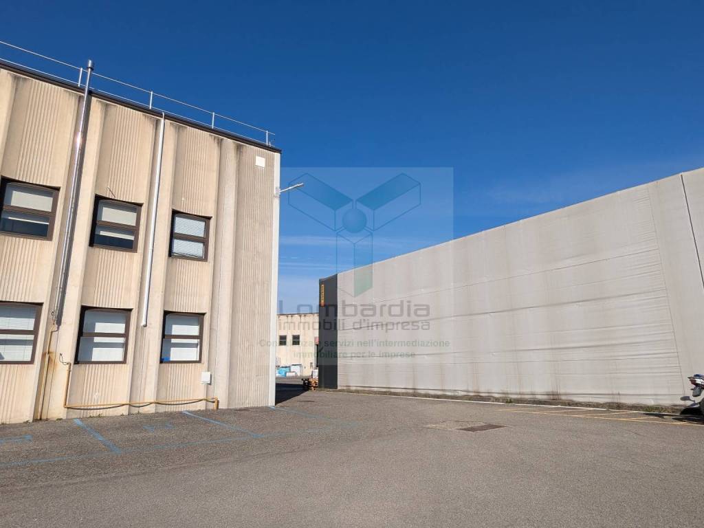 locale commerciale in vendita a Trezzo sull'Adda